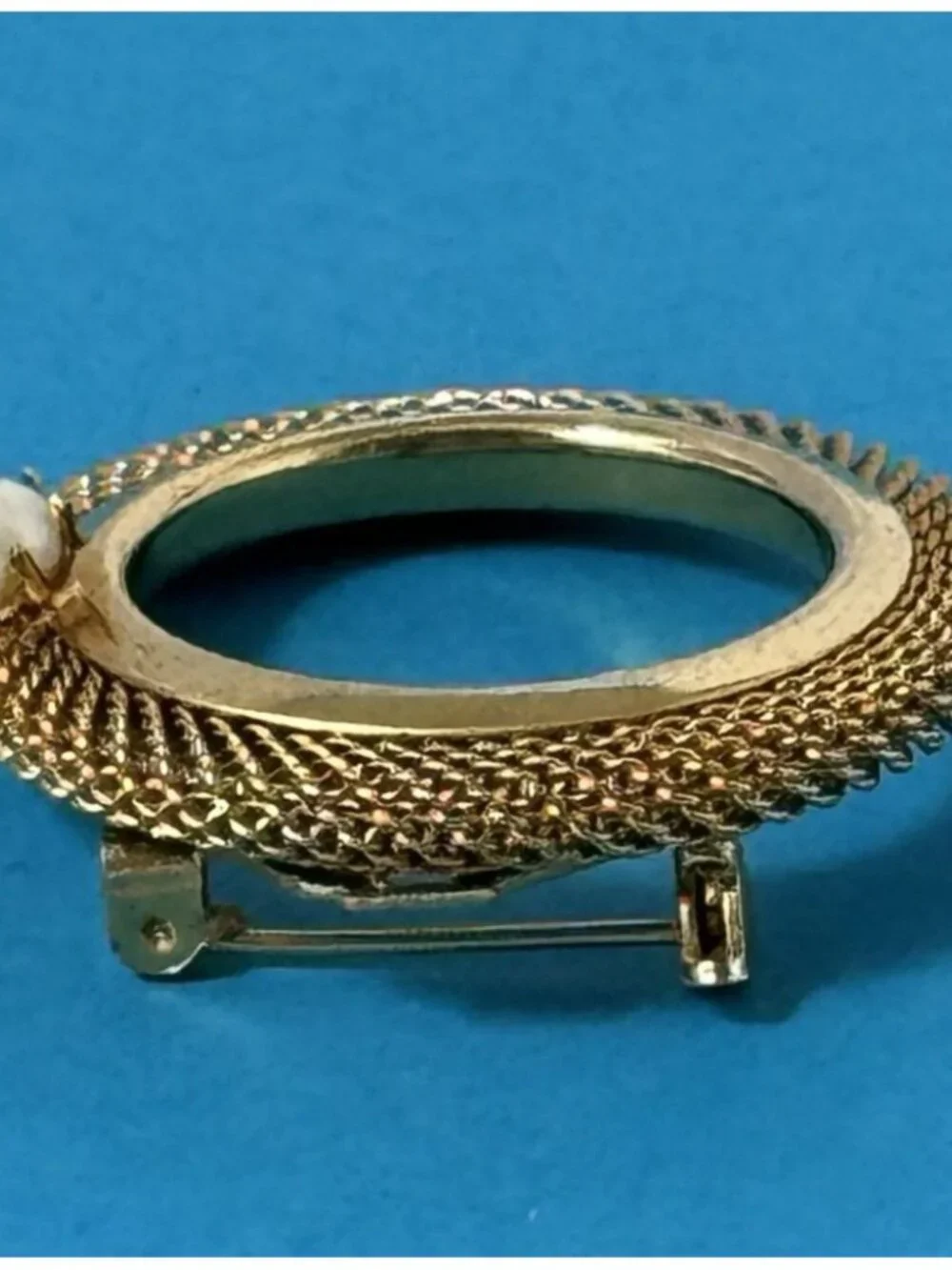 Gold Tone Circular Mesh Brooch Round Wreath Vintage